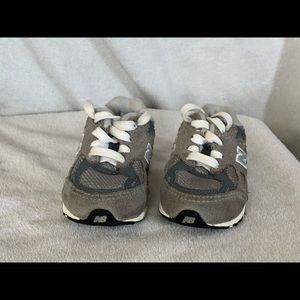 A lot of three pairs of shoes